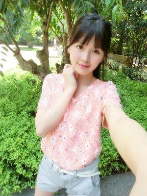 老师穿白色双开真丝旗袍怎么穿