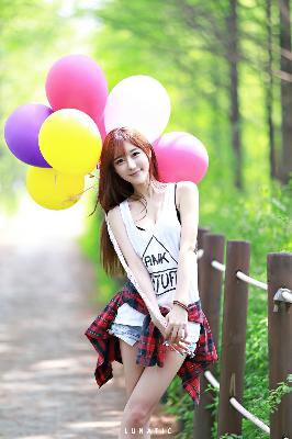 他扶着粗大挺进了她的花苞